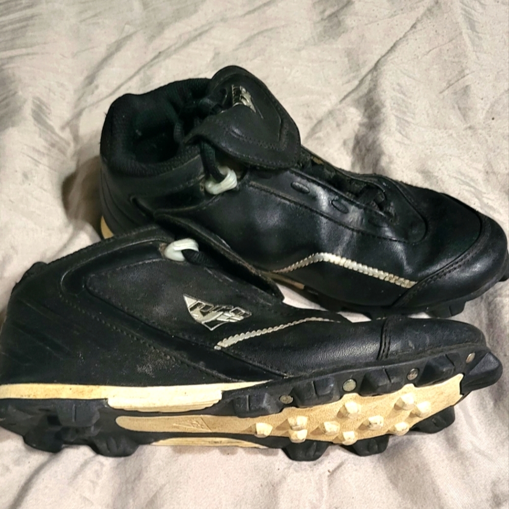 Pro V2 Youth Soccer cleats